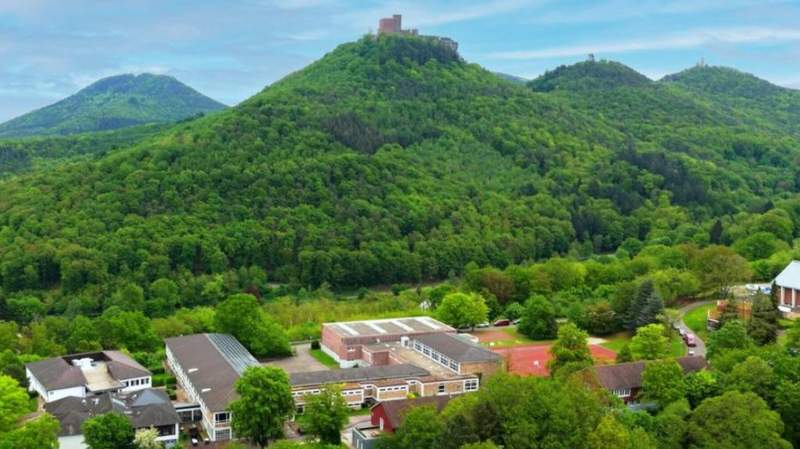 Das Trifels-Gymnasium in Annweiler soll nach dem Trägerwunsch, der Evangelischen Kirche der Pfalz, an die öffentliche Hand übergehen. Klappt das bis 2028 nicht, wird geschlossen. 
