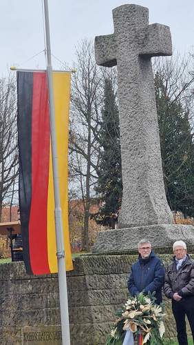 Die Flagge auf Halbmast. Im Zeichen des Kreuzes. Im Gedenken der Toten. Foto. rw. 