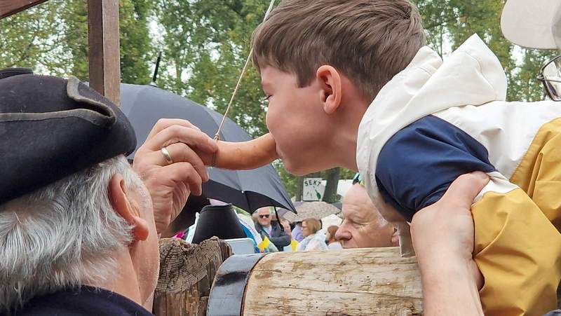 Großartig. Nur einer der uraltenGroßartig. Nur einer der uralten Volkswettbewerbe. Kinder müssen über einen sich rollenden Balken zu einer baumeldenden Wurst bugsieren. Hilfestellung inklusive. Momentaufnahme auf dem Purzelmarkt am heutigen Sonntagnachmittag in Billigheim. Foto. rw. Volkswettbewerbe. Kinder müssen über einen sich rollenden Balken zu einer baumelden Wurst bugsieren. Hilfestellung inklusive. Momentaufnahme auf dem Purzelmarkt am heutigen Sonntagnachmittag in Billigheim. Foto. rw.