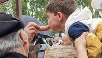 Großartig. Nur einer der uraltenGroßartig. Nur einer der uralten Volkswettbewerbe. Kinder müssen über einen sich rollenden Balken zu einer baumeldenden Wurst bugsieren. Hilfestellung inklusive. Momentaufnahme auf dem Purzelmarkt am heutigen Sonntagnachmittag in Billigheim. Foto. rw. Volkswettbewerbe. Kinder müssen über einen sich rollenden Balken zu einer baumelden Wurst bugsieren. Hilfestellung inklusive. Momentaufnahme auf dem Purzelmarkt am heutigen Sonntagnachmittag in Billigheim. Foto. rw.