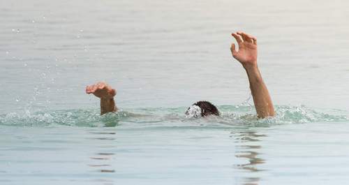 10.08.2026 - Fast ertrunken. Trotz Niedrigwassers ist Rhein-Strömung noch stark.