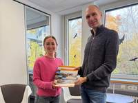 ESW-Mitarbeiter Arne Kruse und seine Kollegin Johanna Schiffmann präsentieren den ESW-Familienkalender 2026. Foto. ESW. Pressefrei. 
