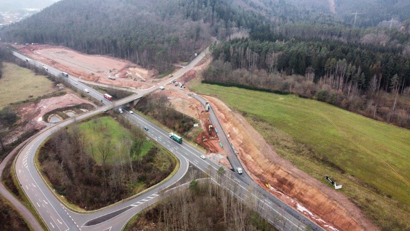 Der Bau der Rastanlage an der B 10 bei Wilgartswiesen hat nach der Winterpause wieder begonnen. Foto. LBM. Frei. 