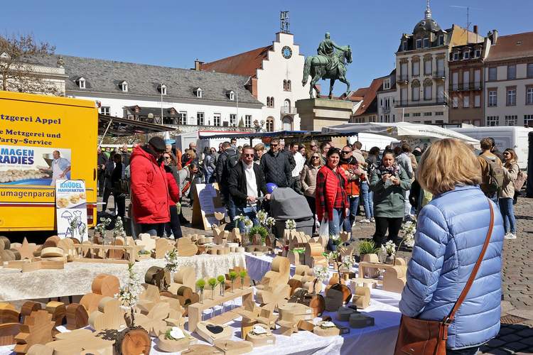 ... all das heute auf dem deutsch-französischen Bauernmarkt in LD auf dem Rathausplatz. Alle Fotos. Norman Krauß. 