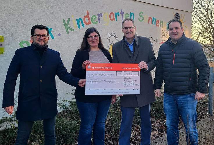 Heiner Dahl, Beigeordner der Ortsgemeinde Essingen, Meike Peglow, Leiterin der Kita „Sonnenstrahl", Landrat Dietmar Seefeldt und Essingens Ortsbürgermeister Martin Hammer. Foto. KV. SÜW. Frei.