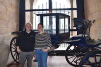 Nina Ziegler und Alexander Kurz mit dem Landauer, der im Pop-up-Wirtshaus im Deutschen Tor steht. Foto. Stadt. LD. Frei.