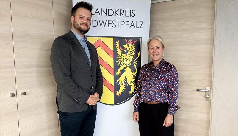 SWP-Landrätin Susanne Ganster begrüßt den neuen Vorsitzenden des Tourismus-Vereins Pfälzer Wald, Philipp Hess.