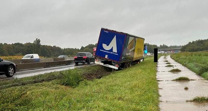 Am gestrigen Montagmorgen ist ein Lkw bei Rohrbach von der A 65 abgekommen. 