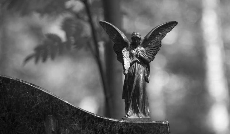 In GER wurden von Gräbern Bronze-Figuren gestohlen und andere beschädigt. 