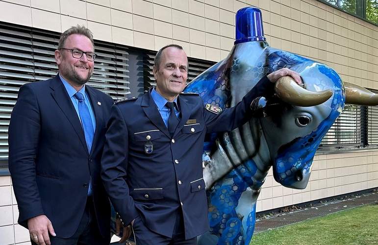 Ein Blaulicht-Stier für die Polizeidirektion PS. Links OB Markus Zwick. Und Stefan Bauer, Leiter der Direktion. 
