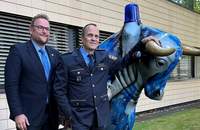 Ein Blaulicht-Stier für die Polizeidirektion PS. Links OB Markus Zwick. Und Stefan Bauer, Leiter der Direktion. 
