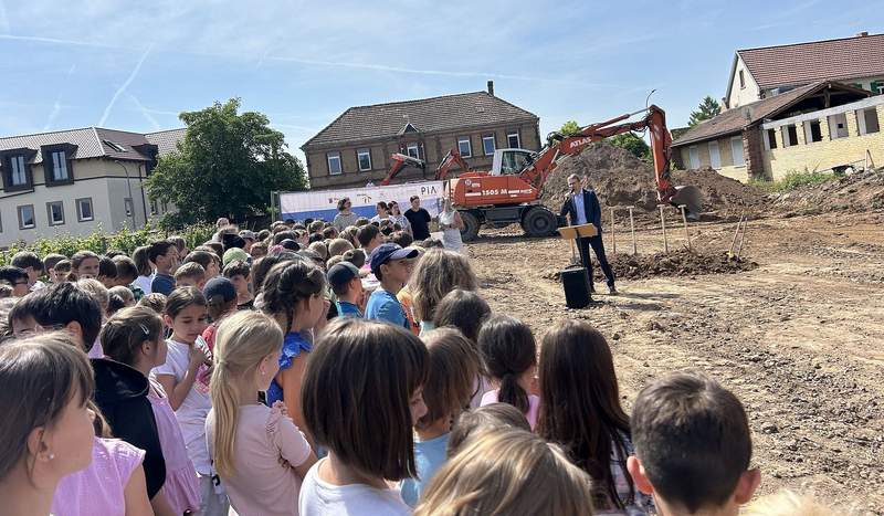 VG-Bürgermeister Salm bei der Ansprache zum Spatenstich der Erweiterung der Grundschule Edeseheim.