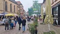 Der Marktplatz am heutigen Sonntagmittag mit Blick auf die Marktkirche und das alte Rathaus (eingerüstet). Foto. rw.