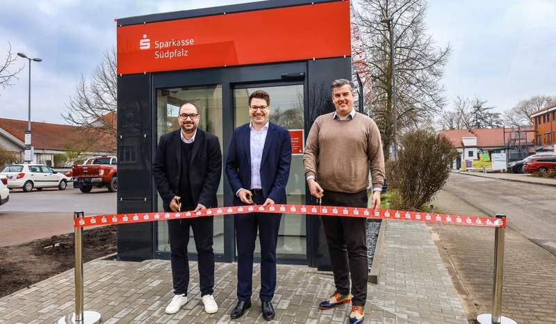 Freude über den neuen SB-Pavillon. Der Leiter des Kompetenz-Centers Immobilien Klaus Wawczyniak, Vorstandsmitglied Benjamin Hirsch und Marktdirektor LD, Stephen Schulz (v.l.n.r.) eröffnen den Standort in der LDer Horststraße. Foto. Sparkasse. Frei.