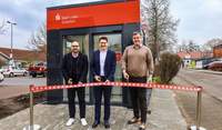 Freude über den neuen SB-Pavillon. Der Leiter des Kompetenz-Centers Immobilien Klaus Wawczyniak, Vorstandsmitglied Benjamin Hirsch und Marktdirektor LD, Stephen Schulz (v.l.n.r.) eröffnen den Standort in der LDer Horststraße. Foto. Sparkasse. Frei.