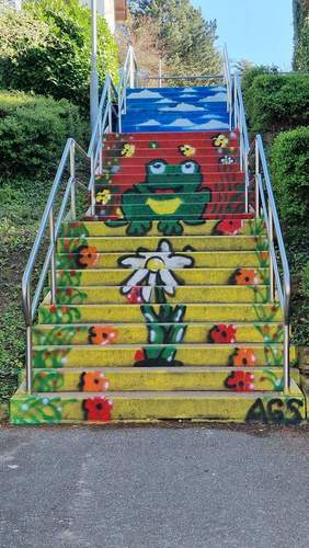 Auch die Treppe zwischen Petronella- und Lessingstraße wurde vom Flaggensprayer heimgesucht. Auch hier habe Schüler eigene Motive drüber gemalt. Foto. rw. 