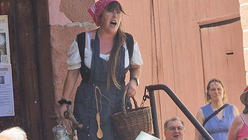 Die Bawett liest den Franzosen die Leviten, die Finger von den Dörrenbacher Mädchen zu lassen. Foto. rw. 