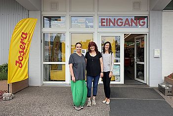 Das Futterland-Verkaufsteam. Von links. Patrizia Zippilli, Co-Betreiberin Ingrid Seebach, Jenny Walther. Foto. sp.
