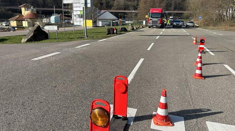 Über 20 Transit-Lkws über 7,5 Tonnen wollten die lokale Ortsumgehung für die B 10 bei Annweiler nutzen, die für sie gesperrt ist. 