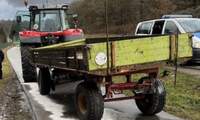 Eigentlich wollte ein Traktor-Fahrer bei Annweiler nur ein paar Weinbergspfähle entsorgen. Aber dann kam es ganz dicke ...