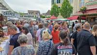 Schon zur Mittagszeit ist der deutsch-französische Bauernmarkt rund ums Schloss in BZA mehr als gut besucht. Aber alles in entspannter Atmosphäre. Foto. rw. 