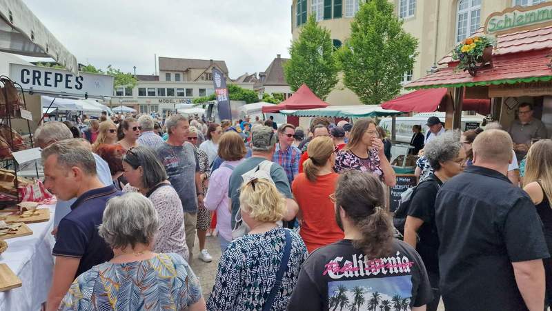 Schon zur Mittagszeit ist der deutsch-französische Bauernmarkt rund ums Schloss in BZA mehr als gut besucht. Aber alles in entspannter Atmosphäre. Foto. rw. 