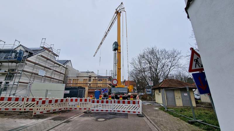 ... damit der Bautrupp mit dem Kran arbeiten kann. Foto. rw. 