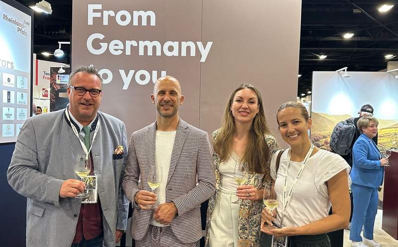 Das Weinland RLP auf der Vinexpo in Florida. Mit dabei RLP-Staatssekretär Andy Becht (links) Foto. Ministerium. Pressefrei. 