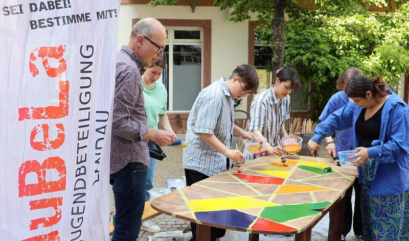 Schön bunt. Der Schreibtisch für die Sprechstunden von OB Dominik Geißler wurde in Zusammenarbeit mit dem Jugendbeirat gestaltet. Foto. Stadt. LD. Frei. 