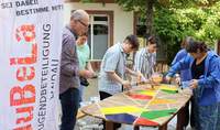 Schön bunt. Der Schreibtisch für die Sprechstunden von OB Dominik Geißler wurde in Zusammenarbeit mit dem Jugendbeirat gestaltet. Foto. Stadt. LD. Frei. 