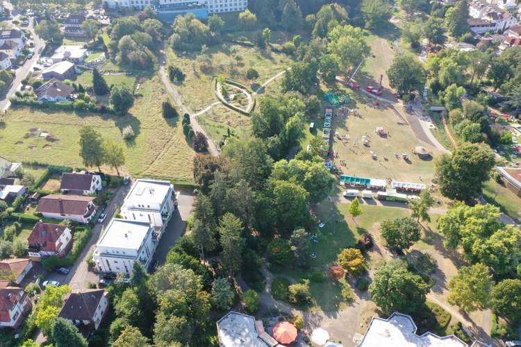 Ein Pfadfinder-Treffen aus mal einer ganz anderen Perspektive. Weit von oben über dem Kurpark in BZA, oben rechts. Foto. Privat.