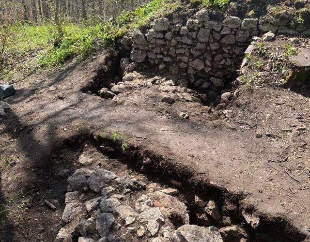 Im Rahmen der aktuellen Lehrgrabung mit Studenten des Instituts für Ur- und Frühgeschichte und Archäologie des Mittelalters der Universität Tübingen freigelegter Zugang zur Hauptburg der um 1377 zerstörten Burg Hohengenkingen im Landkreis Reutlingen im April 2026. Foto. Natascha Mehler. 