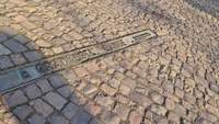 Unser Alltagsrätselfrage. Wo ist dieser Schriftzug zu finden? Und was bedeutet er? Bitte beide Bedeutungen. Foto. rw.