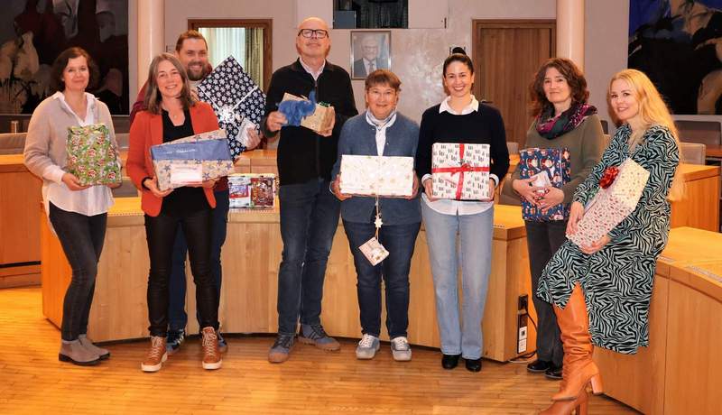 OB Dominik Geißler (Mitte) und die Unterstützerinnen und Unterstützer des Weihnachtswunschbaums. Foto. Stadt. LD. Frei. 