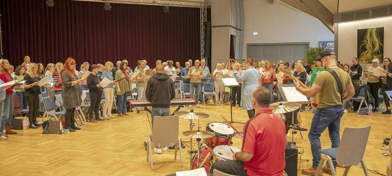 Proben mit viel Spaß und Engagement. Rund 100 Teilnehmende am Queenprojekt von Chorwerk Hagenbach. Das Abschlusskonzert findet am 20. Juni in Kandel statt. Fotos. Manfred Ehrhardt/Chorwerk. Frei. 
