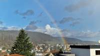 Gegen 10.30 Uhr spannte sich der Regenbogen am heutigen Dienstag für wenige Minuten über die Kurstadt. Foto. rw. 