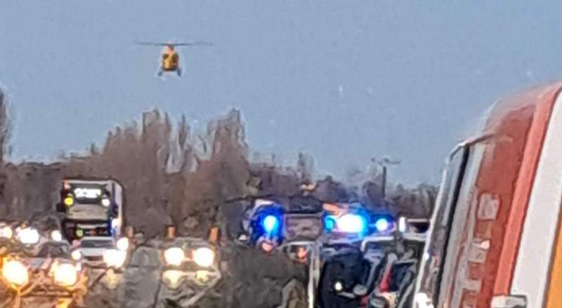 Ein offensichtlich schwerer Unfall hat sich am heutigen Montagnachmittag auf der B 9 zwischen KA und GER in Fahrtrichtung GER ereignet. Auch ein Rettungshubschrauber ist gelandet. 