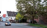 Einer der neuralgischen Punkte in Hauenstein. In diesem unübersichtlichen und ungesicherten Bereich überqueren Grundschulkinder die verkehrsreiche Durchgangsstraße L 495. Foto. W. G. Stähle.