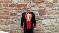 In vollem Elferrat-Ornat. Frank Naumann am Samstag kurz vor seinem letzten Auftritt in der Bütt der KG Hameckia, die er nach 52 Jahren verlässt. Foto. rw.