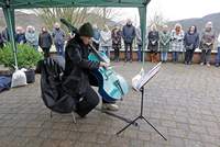 Maren Pardall am Cello bei der Gedenkfeier am Mahnmal für die Opfer des Nationalsozialismus am Pfalzklinikum Klingenmünster. Foto. Norman Krauß.