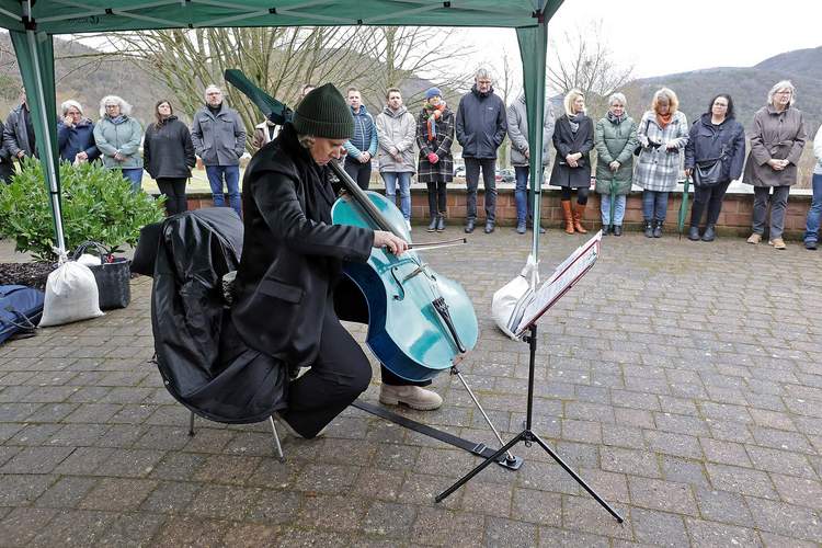 Maren Pardall am Cello bei der Gedenkfeier am Mahnmal für die Opfer des Nationalsozialismus am Pfalzklinikum Klingenmünster. Foto. Norman Krauß.
