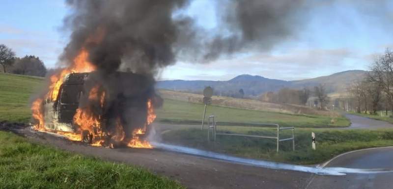 In Flammen aufgegangen. Ein Kastenwagen im südlichen Teil der Gemarkung BZA am heutigen Donnerstagmorgen, kurz vor 10 Uhr. Es wurde niemand verletzt. 