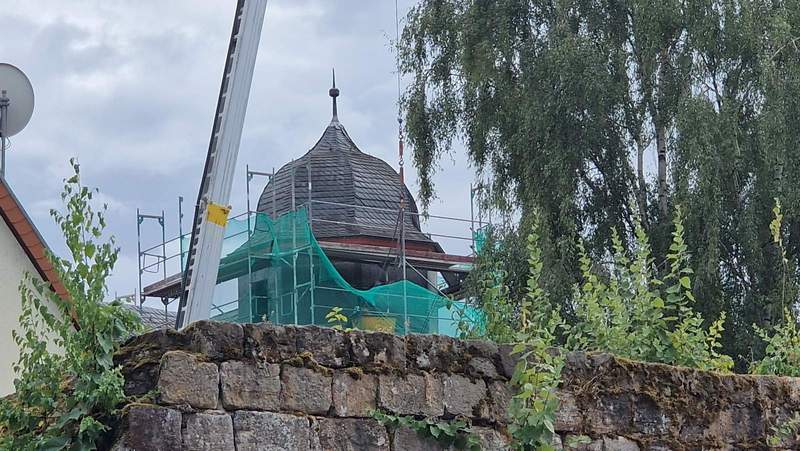 Sitzt, bassd, wackeld unn hodd Luft. Die Kuppel des Engel-Treppenhauses ist wieder oben auf. Rechtzeitig vor dem heutigen Regen. Foto. rw. 
