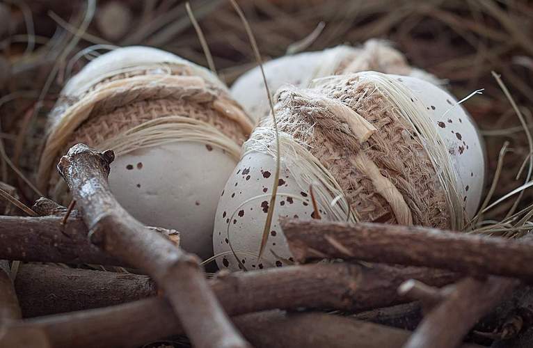 Selbst Gebasteltes zu Ostern erwerben. In der VG-Verwaltung Edenkoben. Der Erlös kommt der Frauenzufluchtsstätte Südpfalz zugute. 