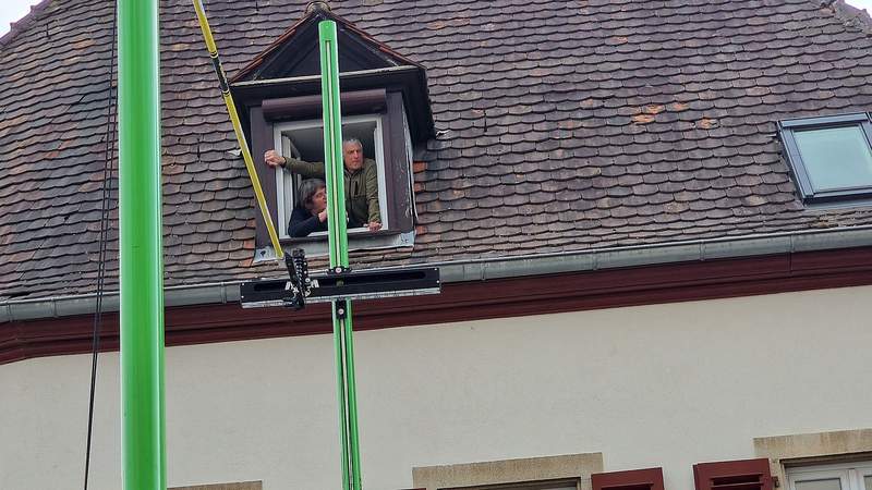 Und dann noch eine Momentaufnahme. Den besten Blick auf die Latte hatte das Ehepaar Vogel vom Möbelhaus Vogel von ihrem Dachluken-Fenster direkt oberhalb der Matte. Alle Fotos. rw.