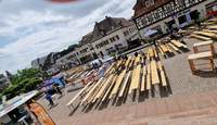 Der Festplatz für das Stabhochsprung-Event vor dem Schloss in BZA ist bereitet ...