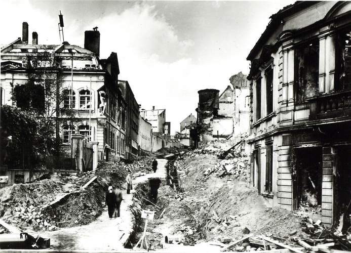 PS 1945 zur Stunde Null. Blick in die fast unpassierbar gewordene Rodalber Straße. Links die schwer mitgenommenen Gebäude der Parkbrauerei. Foto. Sammlung Stadtarchiv. Frei.