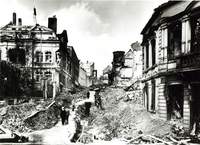 PS 1945 zur Stunde Null. Blick in die fast unpassierbar gewordene Rodalber Straße. Links die schwer mitgenommenen Gebäude der Parkbrauerei. Foto. Sammlung Stadtarchiv. Frei.