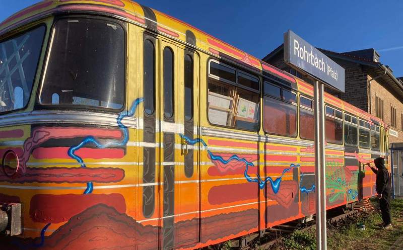 Der alte Triebwagen am Bahnhof Rohrbach wird derzeit von einer Künstlergruppe umgestaltet. Foto. Karlheinz Zwick. Pressefrei. 