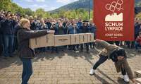 Ein Highlight des Schumacher-Marktes in Hauenstein. Das Schukisten-Stapeln. In der Waagrechte ... Foto. AG Schuhmachermarkt (KI-generiert).
